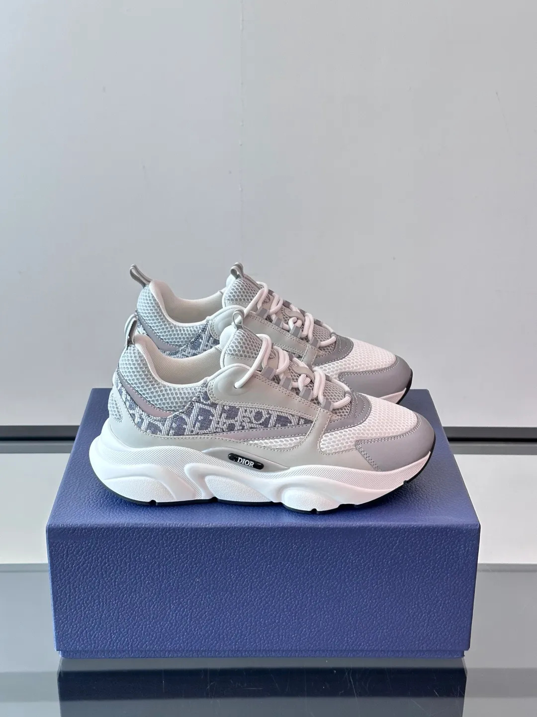Factory price: 480💰 ◾️▫️Dior D®️ x 🆕 (high version) B22 men's jogging fashion sneakers, this single product draws inspiration from retro jogging shoes. It adopts a thick low-top design, with an upper made of black cow leather and mesh fabric, and a black and white engraved rubber sole. Black mesh fabric tongue and heel counters complement black laces, with an embossed "Di~r" logo embellishment on the side. These sneakers can be mixed and matched with a classic suit for a sporty chic look! Size: 39-45 (38, 46, 47 can be customized)